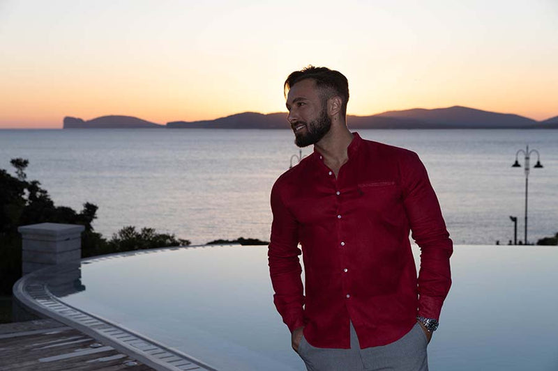 Collo alla Coreana A seconda del tessuto e del colore si presta per camicie trendy, casual, etniche fino anche al molto elegante.