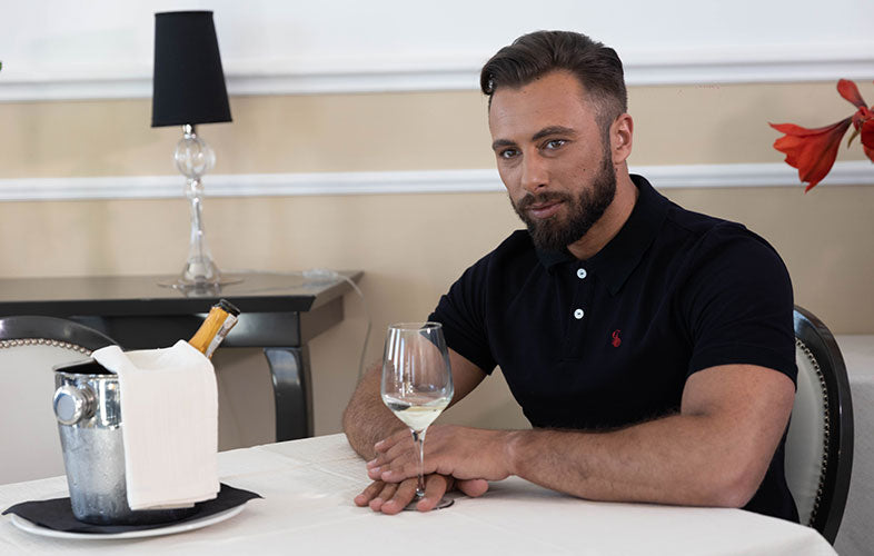 Polo uomo classico jersey 100%, manica corta ideale per le tue uscite informali. Realizzate in morbido cotone e da un piquet estremamente confortevole. Vestibilità perfetta per ogni tipo di corporatura.
