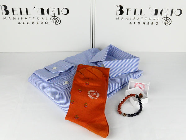 Bell_Agio-Manifatture_Set-regalo-Camicia-righe-celesti_-calze-arancio-a-rombi-e-braccialein-perle-di-pietra