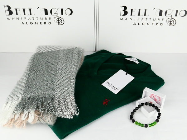 Set regalo maglione verde scollo a V, sciarpa annodata e bracciale in perle di  pietra