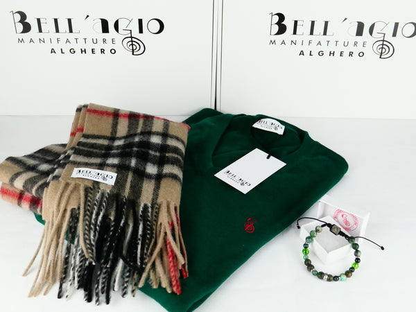 Bell_AgioManifatture_Setregalo-maglione-verde--cotone_-scollo-a-V_-sciarpa-a-quadri-e-bracciale-in--perle-di-pietra.